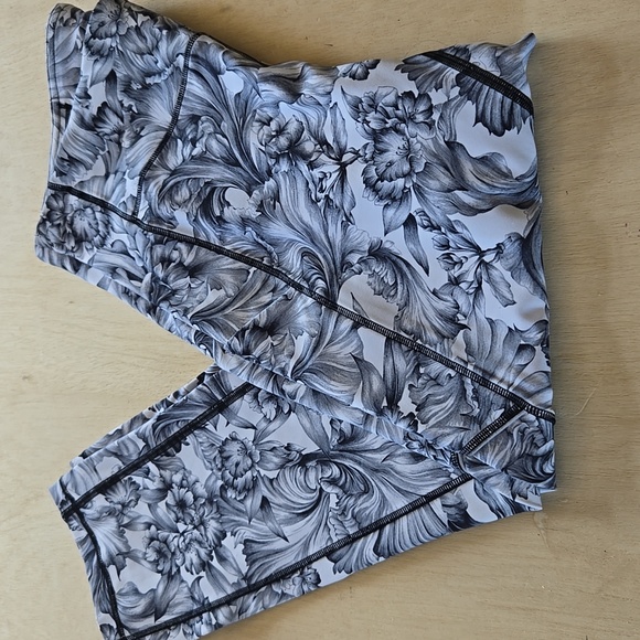 A13 Lululemon Speed Up Crop Floral Leggings Size 8 EUC Runners Compression - Picture 1 of 9